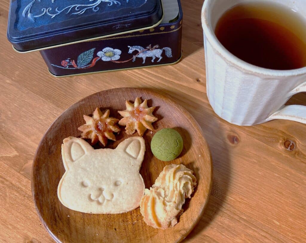 森からの贈り物に入っているクッキーをティータイムに楽しんでいる