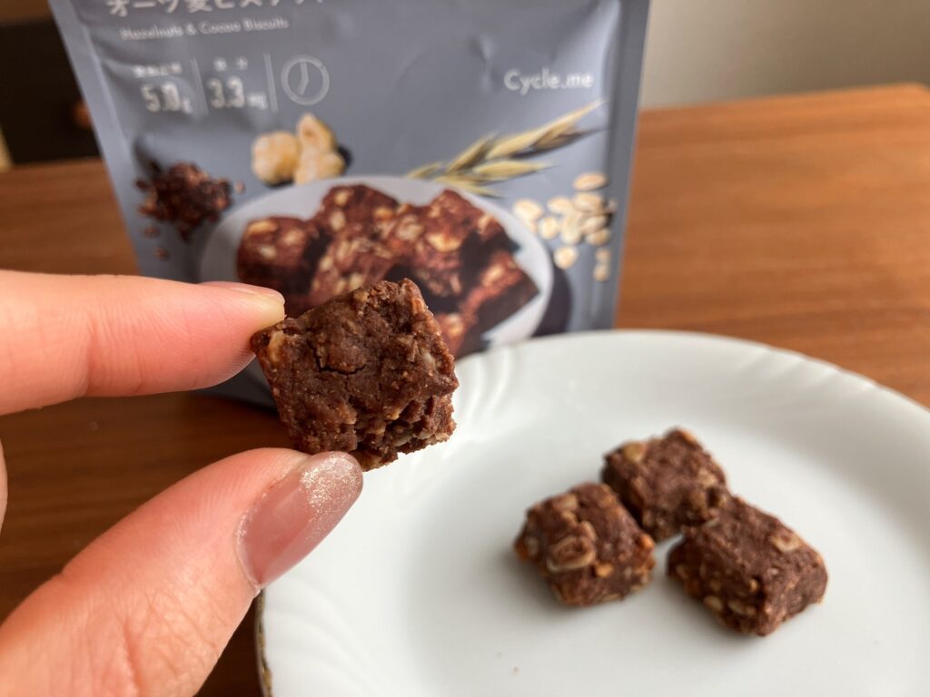 コンビニで売っているプラントベースのココアクッキー